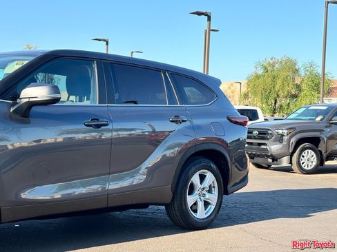 Certified 2025 Toyota Highlander LE FWD image 10