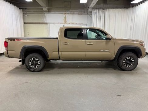 Used 2016 Toyota Tacoma TRD Off-Road w/ Premium & Technology Package image 3