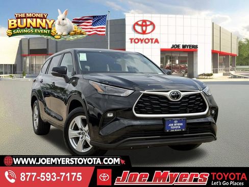 Used 2025 Toyota Highlander LE FWD image 1