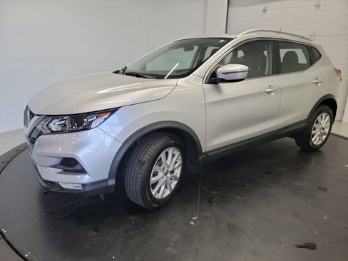 Used 2021 Nissan Rogue Sport SV FWD image 3