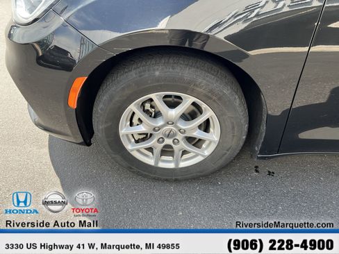 Used 2023 Chrysler Pacifica Touring-L FWD image 11