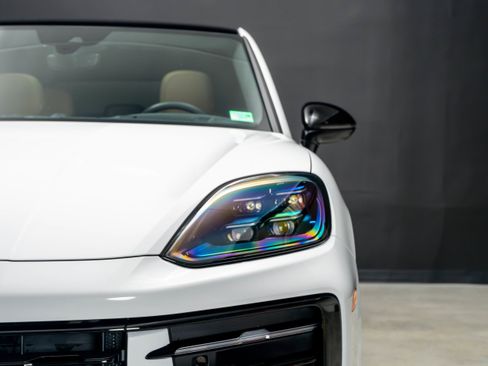 Certified 2025 Porsche Cayenne S AWD/4WD image 11