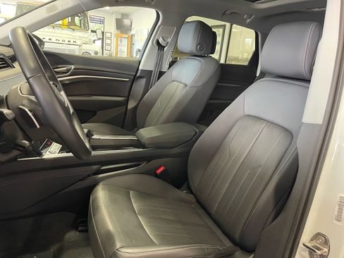 Used 2023 Audi e-tron Premium Plus w/ Premium Plus Package AWD/4WD image 27