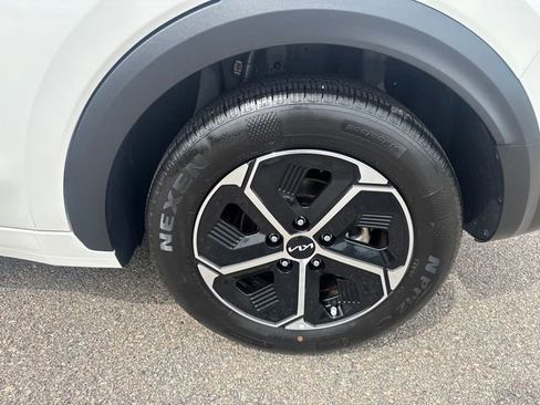 Used 2023 Kia Niro LX image 16