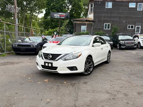 Used 2018 Nissan Altima 2.5 SR w/ SR Special Edition FWD image 2