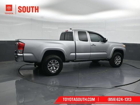 Used 2016 Toyota Tacoma SR5 AWD/4WD image 2