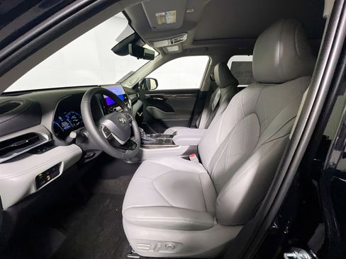 New 2026 Toyota Highlander Platinum image 14