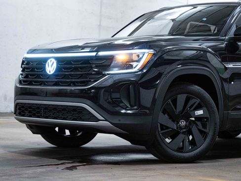 New 2026 Volkswagen Atlas Cross Sport SE AWD/4WD image 2