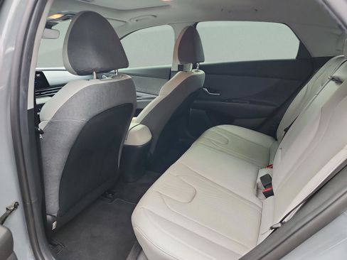 Used 2022 Hyundai Elantra Limited image 16