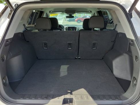 Used 2022 GMC Terrain SLE w/ Driver Convenience Package FWD image 8