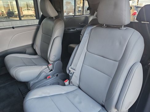 Used 2017 Toyota Sienna XLE Premium image 26