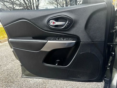 Used 2019 Jeep Cherokee Limited image 10