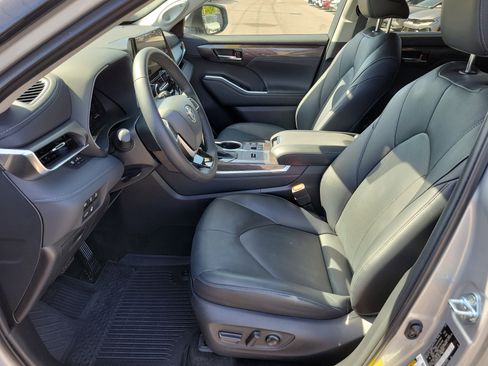 Used 2024 Toyota Highlander Limited image 23