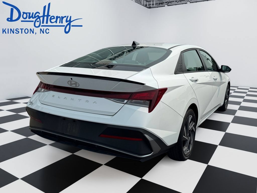 Used 2025 Hyundai Elantra Sport FWD image 5
