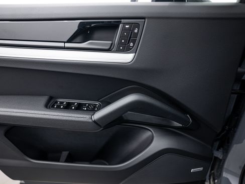 Certified 2026 Porsche Cayenne AWD/4WD image 17