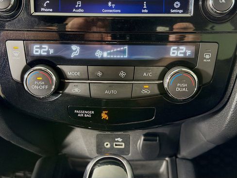 Used 2020 Nissan Rogue SV image 17