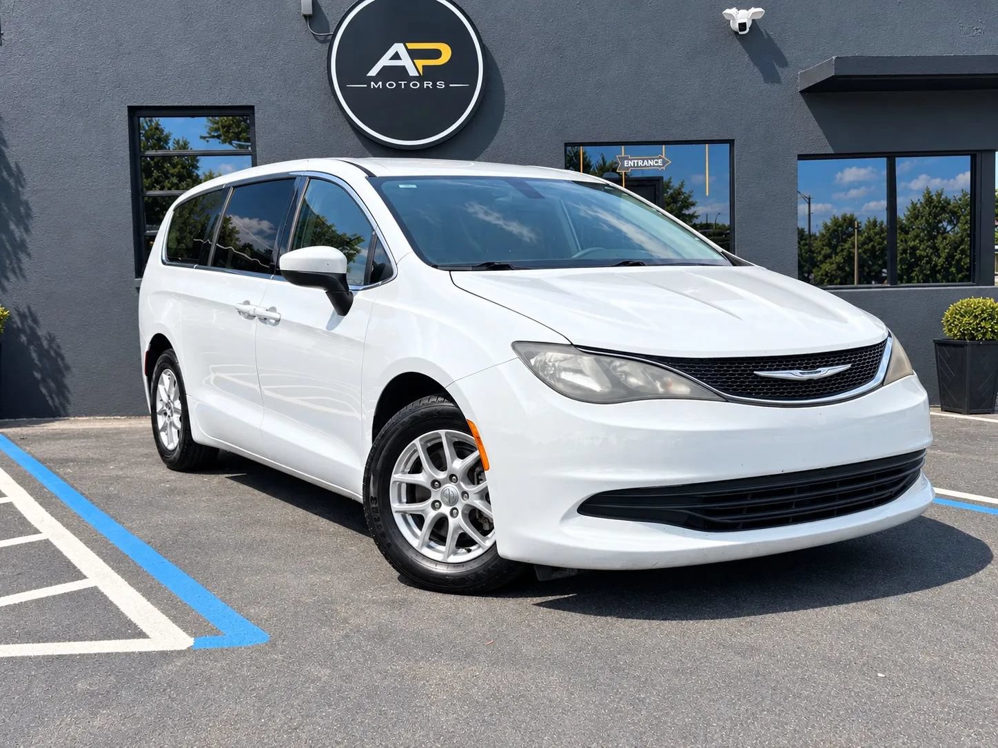 Used 2017 Chrysler Pacifica LX FWD image 1