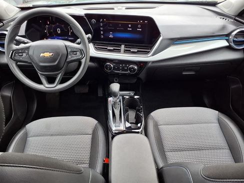Used 2025 Chevrolet Trax LT FWD image 8