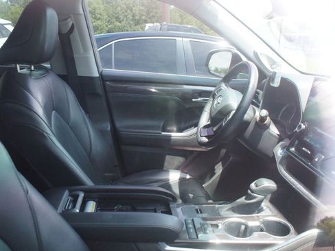 Used 2022 Toyota Highlander Limited AWD/4WD image 2