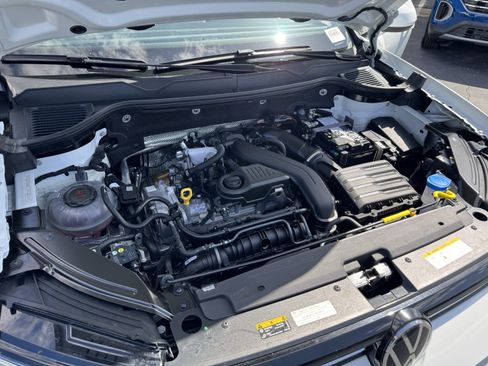 Used 2025 Volkswagen Taos SE FWD image 38