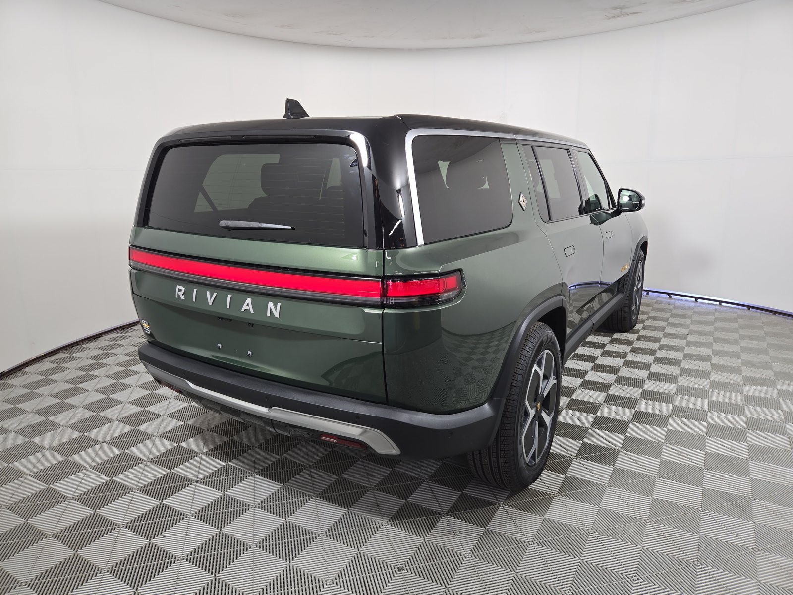 Used 2024 Rivian R1S Adventure Quad AWD/4WD image 5