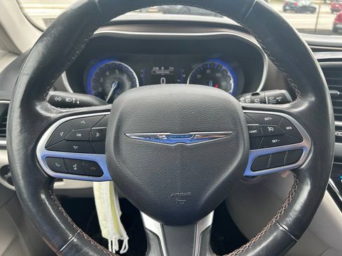 Used 2019 Chrysler Pacifica Touring-L FWD image 6