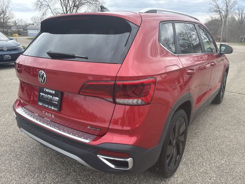 Used 2024 Volkswagen Taos SE AWD/4WD image 3
