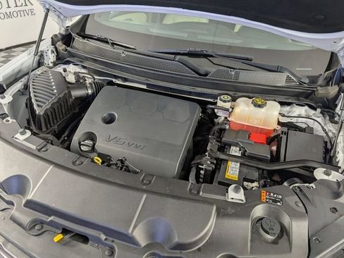 Used 2022 Chevrolet Traverse LT image 36