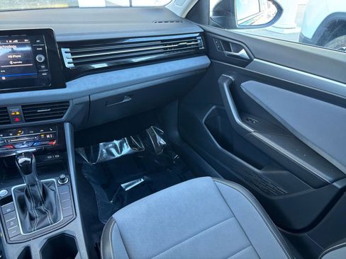 Used 2025 Volkswagen Jetta SE image 32