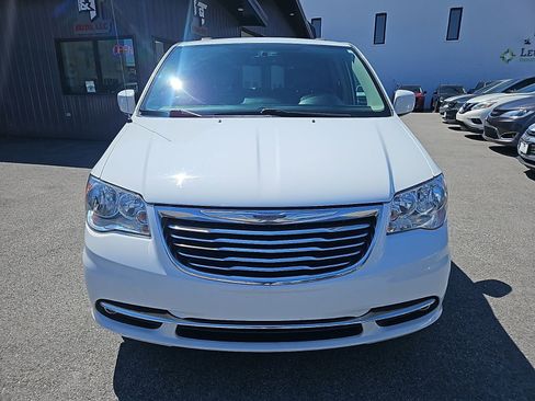 Used 2016 Chrysler Town & Country Touring image 10