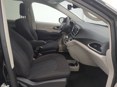 Used 2023 Chrysler Voyager LX image 21