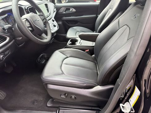 Used 2024 Chrysler Pacifica Touring-L w/ S Appearance Package AWD/4WD image 10