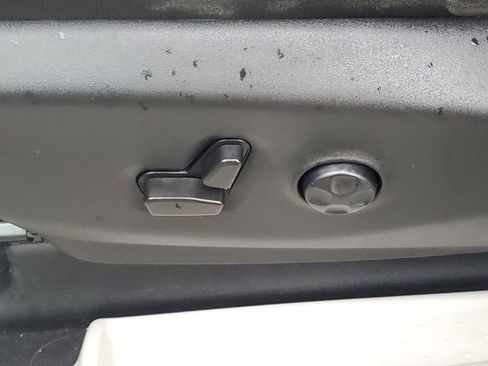 Used 2022 Chrysler Voyager LX FWD image 6
