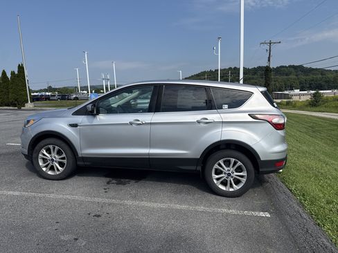 Used 2017 Ford Escape SE AWD/4WD image 6