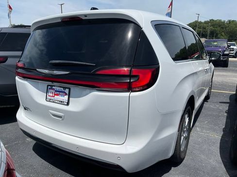 Used 2023 Chrysler Pacifica Touring-L FWD image 3