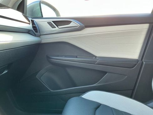 Certified 2025 Volkswagen Taos SEL w/ Black Wheel Plus Package image 20