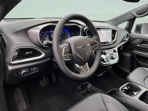 Used 2025 Chrysler Voyager LX image 16