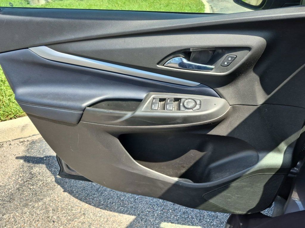 Used 2022 Chevrolet Bolt EUV LT w/ Convenience Package FWD image 3