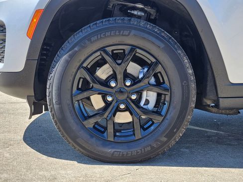 Used 2025 Jeep Grand Cherokee Altitude AWD/4WD image 12