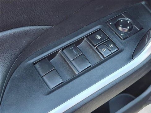 Used 2021 Toyota RAV4 LE AWD/4WD image 12