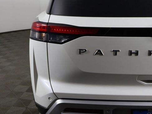 Used 2023 Nissan Pathfinder SL image 16