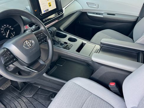 Certified 2026 Toyota Sienna LE FWD image 9