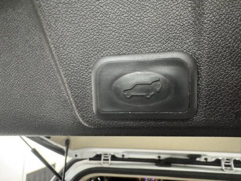 Used 2016 Chevrolet Traverse LTZ image 32