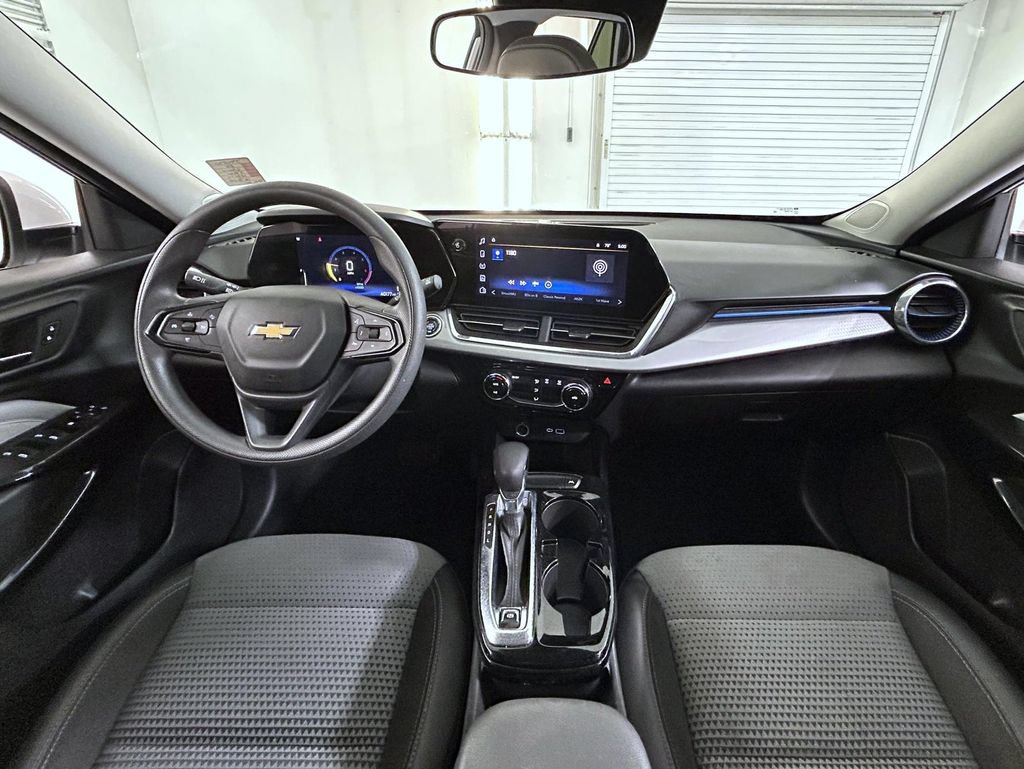 Used 2025 Chevrolet Trax LT FWD image 13