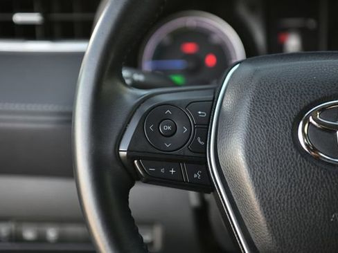 Used 2022 Toyota Venza LE image 8