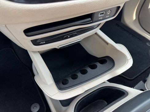 Used 2017 Chrysler Pacifica Limited w/ UConnect Theater Package FWD image 27