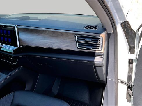 Used 2025 Volkswagen Atlas SE FWD image 19