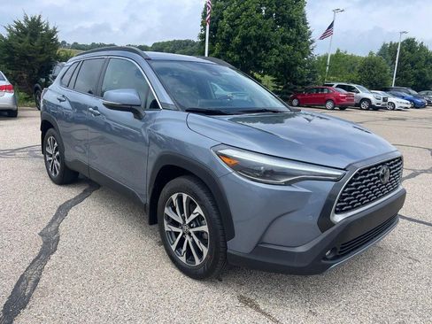 Used 2022 Toyota Corolla Cross XLE AWD/4WD image 2