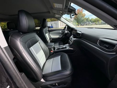 Used 2023 Ford Explorer XLT w/ XLT Sport Appearance Package AWD/4WD image 12