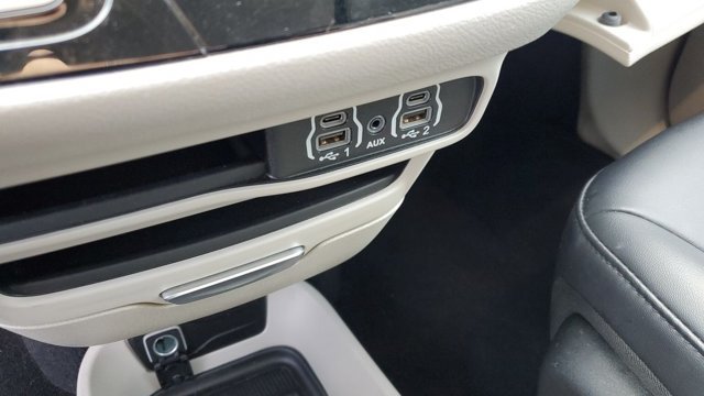 Used 2024 Chrysler Pacifica Touring-L FWD image 18